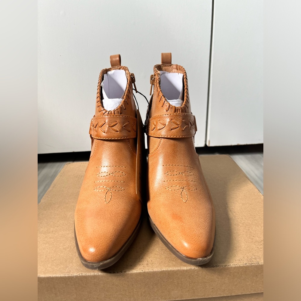 Women’s Frye and Co. stacked heel booties. NWT. Western look - Picture 5 of 8